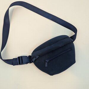 Quince All-Day Neoprene Belt Back in  Navy Blue